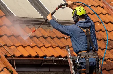 Démoussage et hydrofuge de toiture à Hours